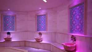 Un área de spa con tres tinas grandes y separadas, y suelo de baldosas.