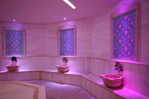 Un sauna, una bañera de hidromasaje, baño turco