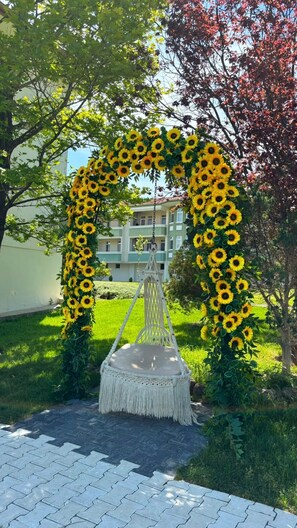 A hammock under a sunflowers arch in a garden. - Basaranlar Thermal Hotel (Ihsaniye)