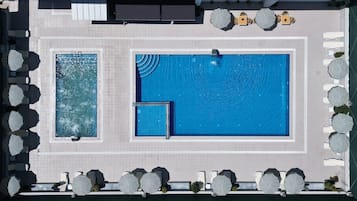 Una piscina techada, una piscina al aire libre