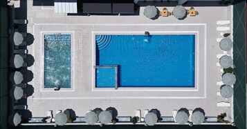 Una piscina techada, una piscina al aire libre