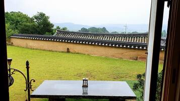 Room (jaggeunsarangchae) | Terrace/patio