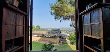 Tabla de planchar con plancha, wifi gratis y ropa de cama 