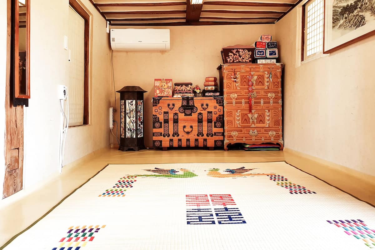 Gunnuhbang (Base Occupancy 2 / Max Occupancy 3) | Iron/ironing board (on request), WiFi (free), bed sheets