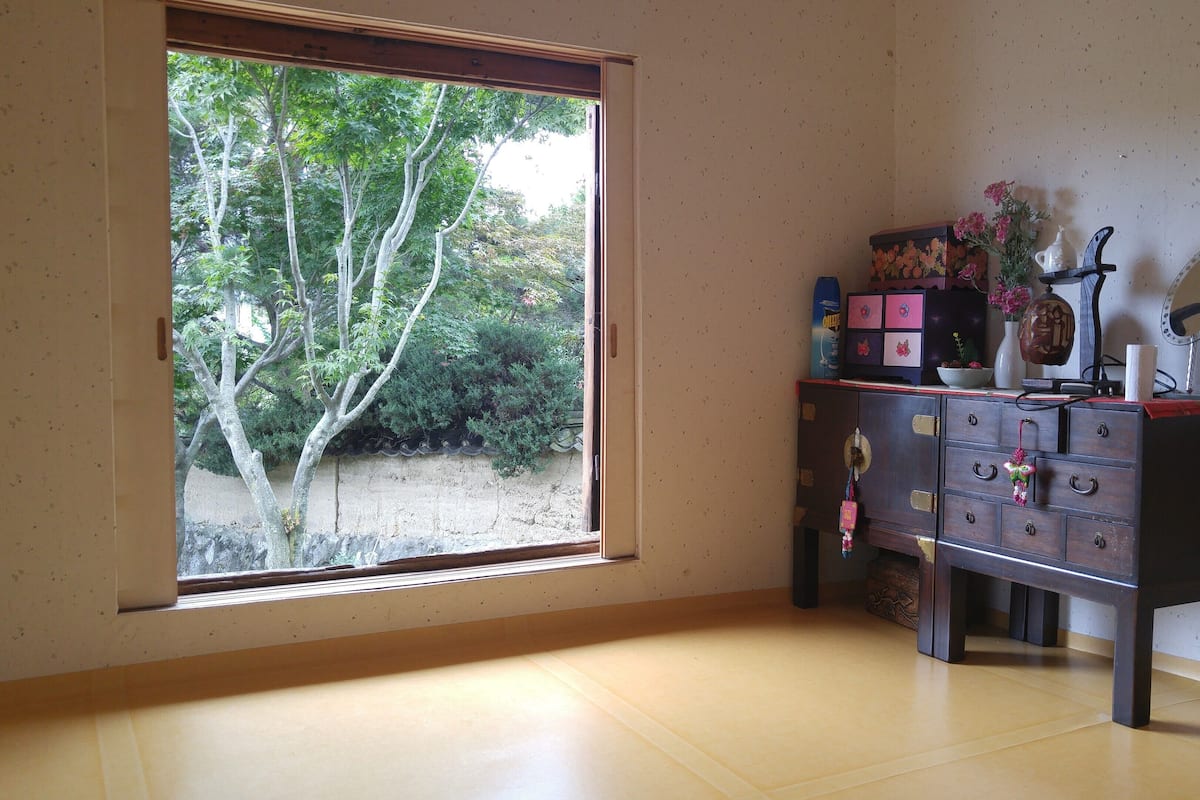 Jaggeun bang (Base Occupancy & Max Occupancy 2) | Iron/ironing board (on request), WiFi (free), bed sheets