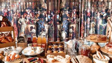 Se ofrece un desayuno bufé (19 EUR por persona)