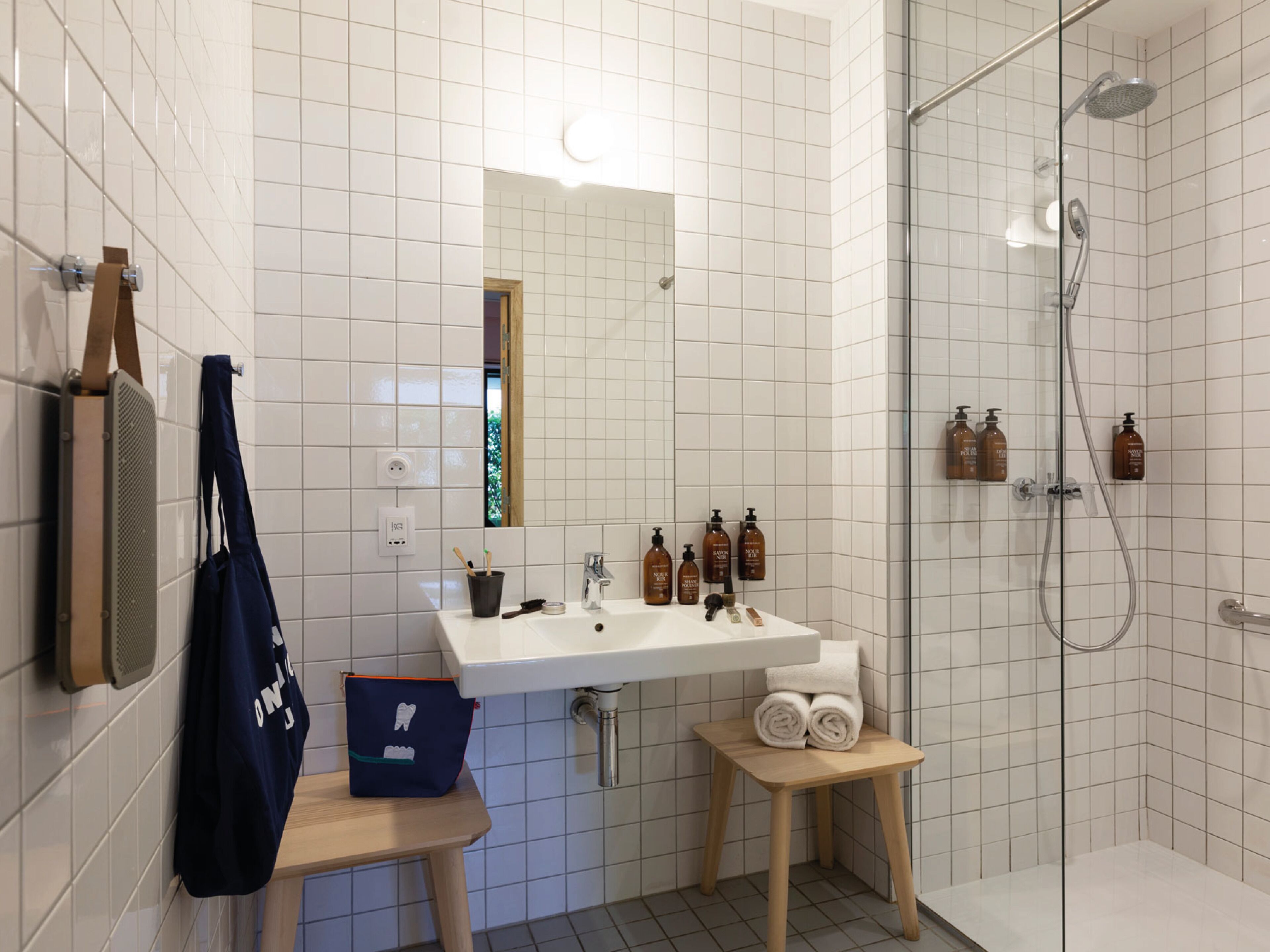 Suite, Terrasse | Badezimmer | Dusche, Regendusche, umweltfreundliche Kosmetikartikel, Haartrockner