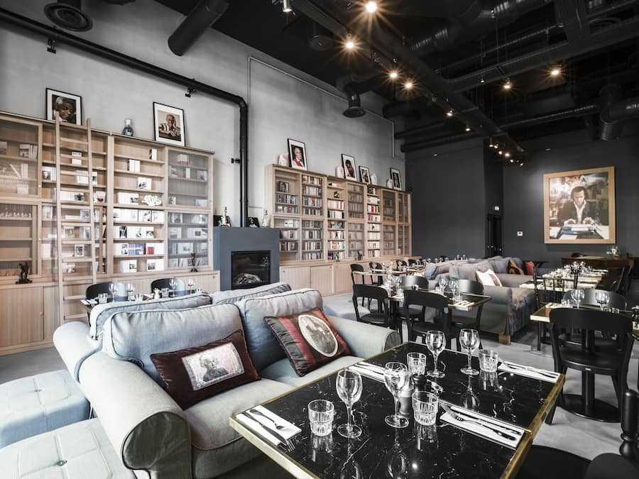 Serveert ontbijt, lunch, diner, Italiaanse gerechten