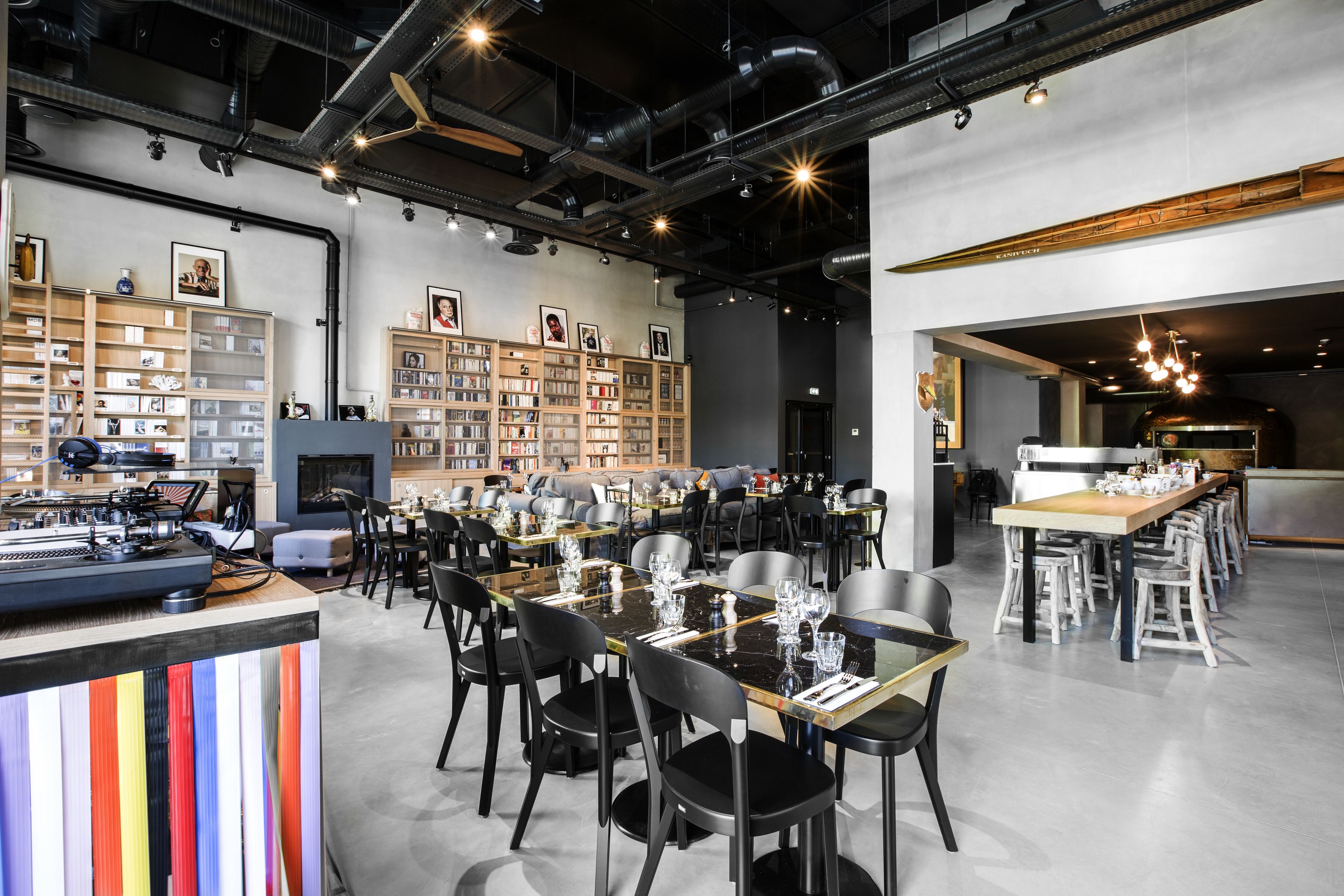 Breakfast, lunch, dinner served; Italian cuisine 