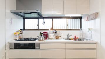 Rumah Keluarga, 4 kamar tidur, 2 kamar mandi | Dapur kecil pribadi | Lemari es, microwave, kompor, dan ketel listrik