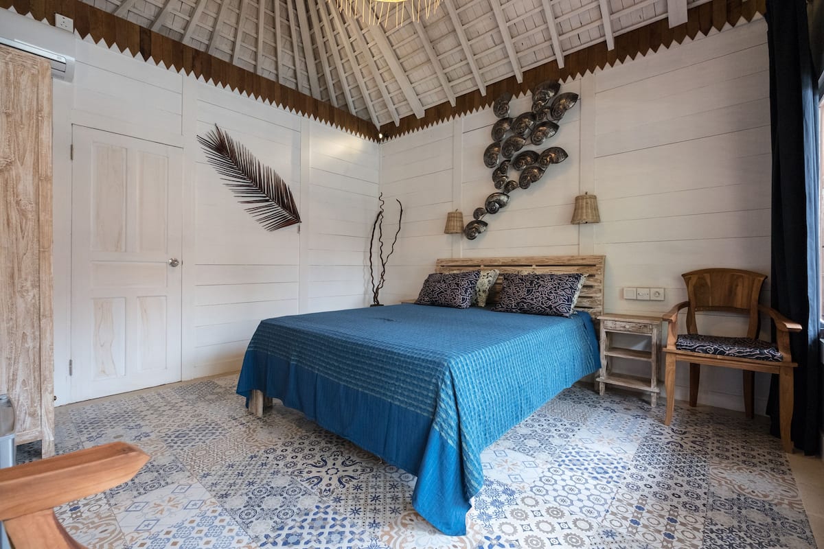 Bungalow, 1 Queen Bed, Poolside | In-room safe, desk, laptop workspace, WiFi (free)