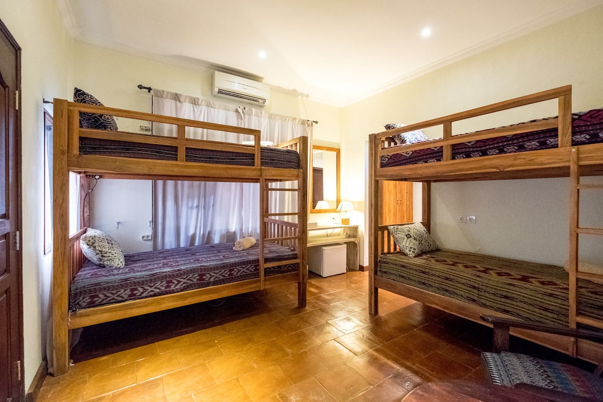 Dormitorio condiviso, dormitorio misto | Una cassaforte in camera, una scrivania, postazione laptop