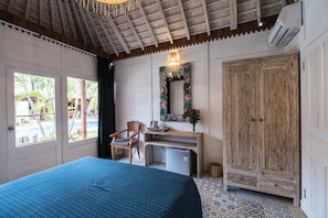 Bungalow, 1 keskisuuri parisänky, uima-altaan luona | Tallelokero huoneessa, työpöytä