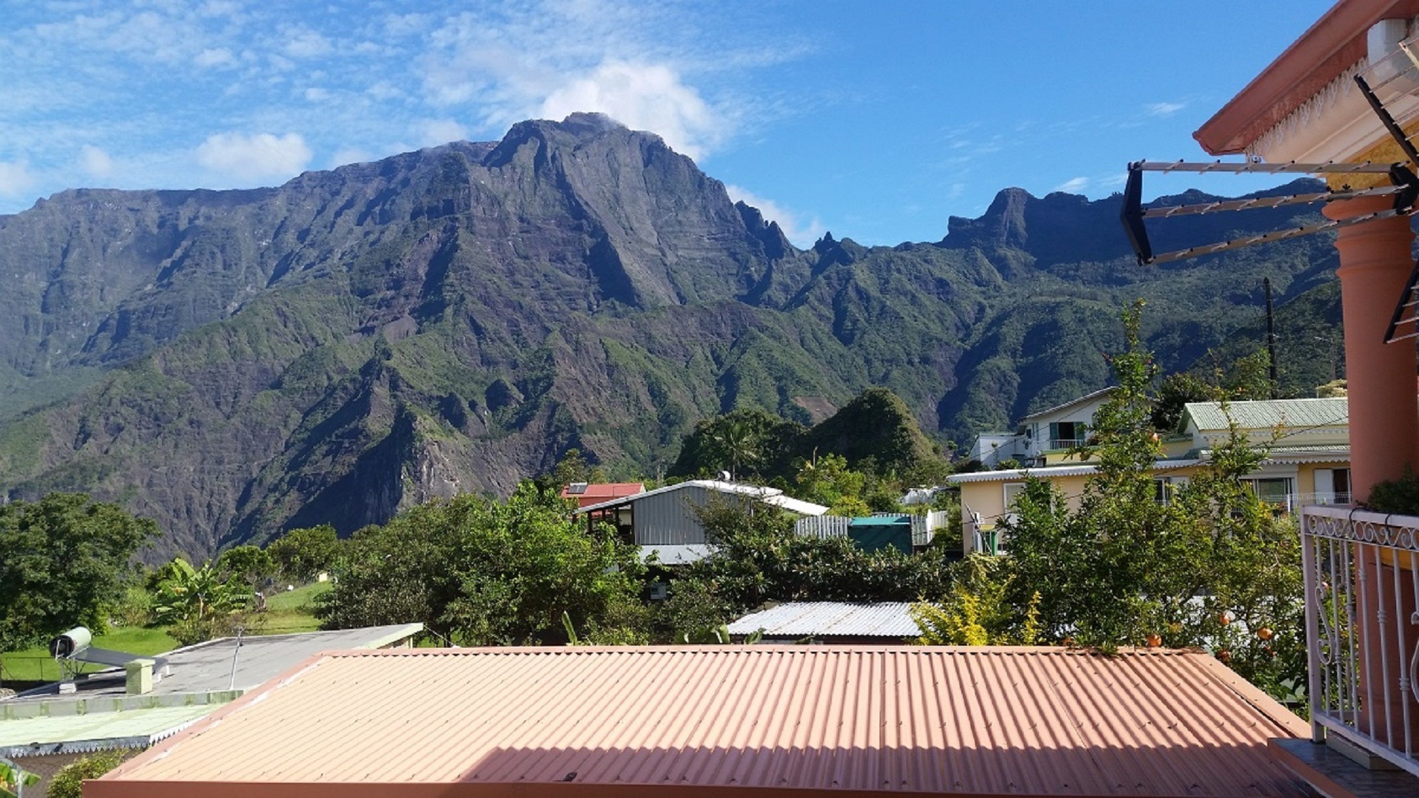 Un paisaje montañoso con una zona residencial en primer plano.