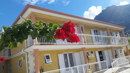 Fachada de la propiedad. Résidence Hôtelière Otroiza