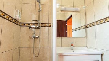 Douche, articles de toilette gratuits, sĂšche-cheveux