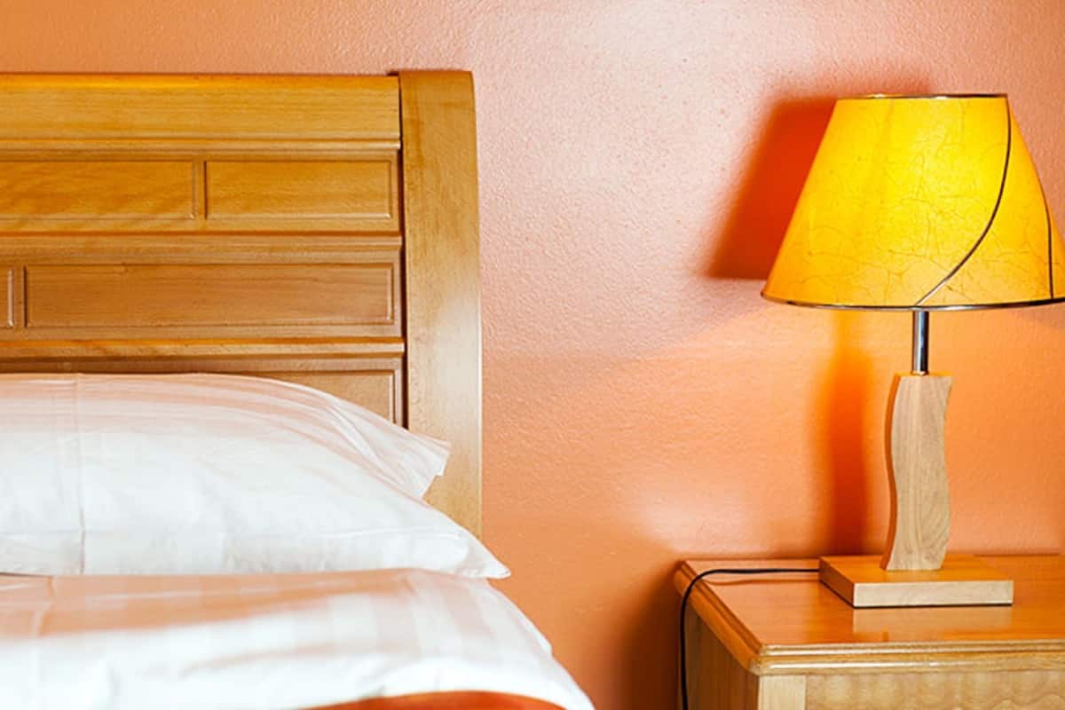 Standaard driepersoonskamer, terras, uitzicht op bergen | Luxe beddengoed, een bureau, babybedden, extra bedden