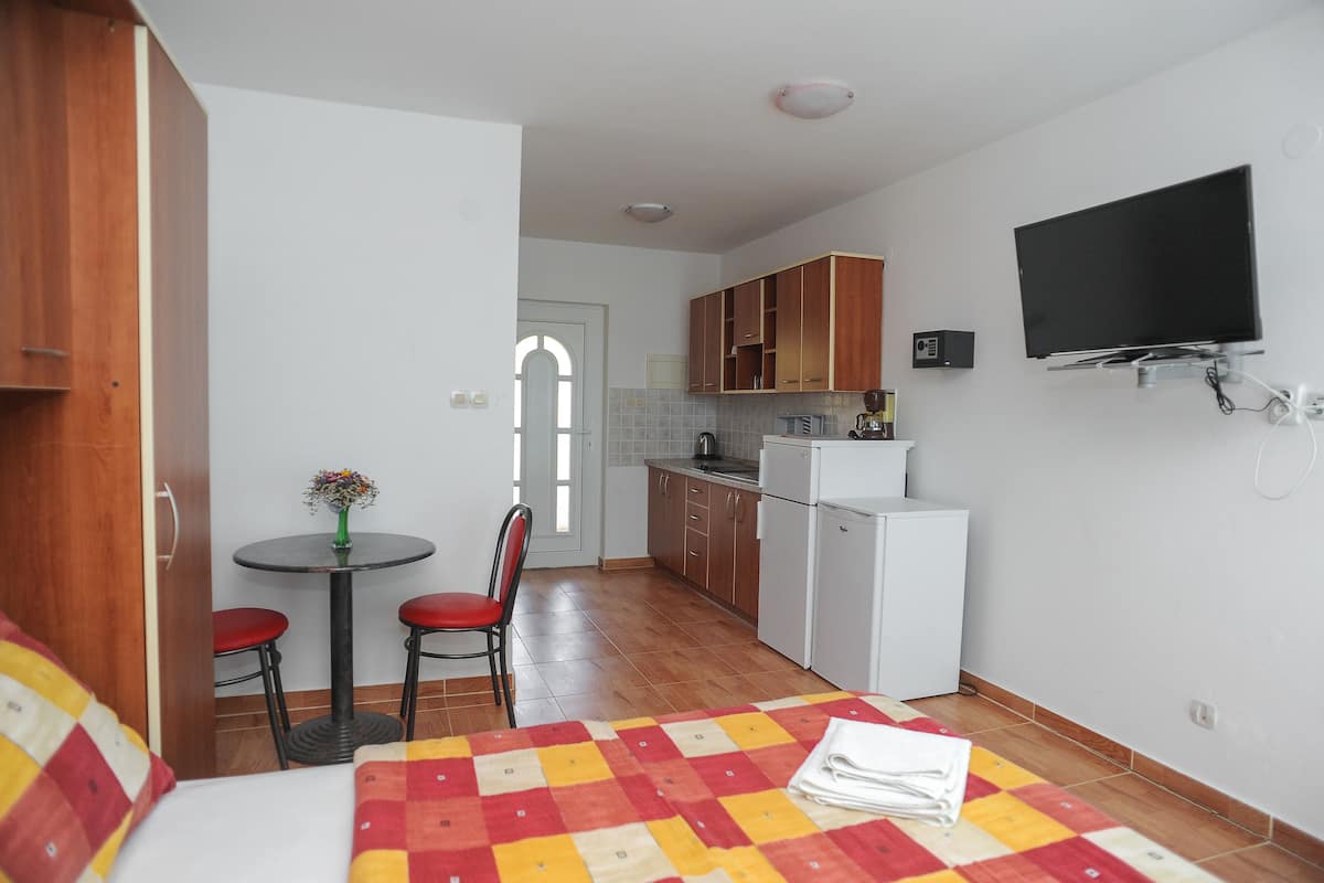 Studio, Balcony, Sea View | Living area | TV
