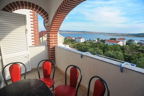 Duplex, 2 quartos, sacada, vista para o mar | Sacada