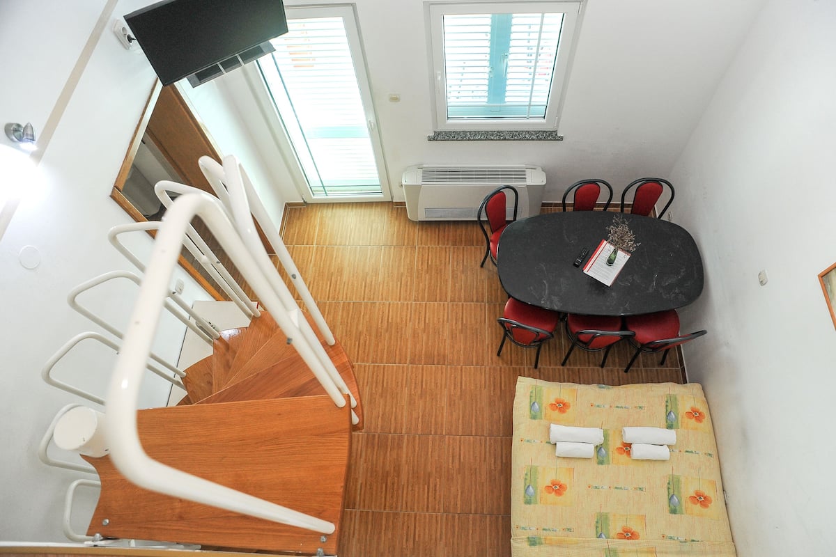 Ein Konferenzraum mit Tisch, Stühlen und einer Treppe.