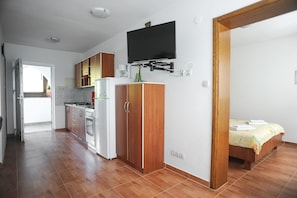 Apartment, 1 Bedroom, Ground Floor | Private kitchenette | Fridge, stovetop, cookware/dishes/utensils