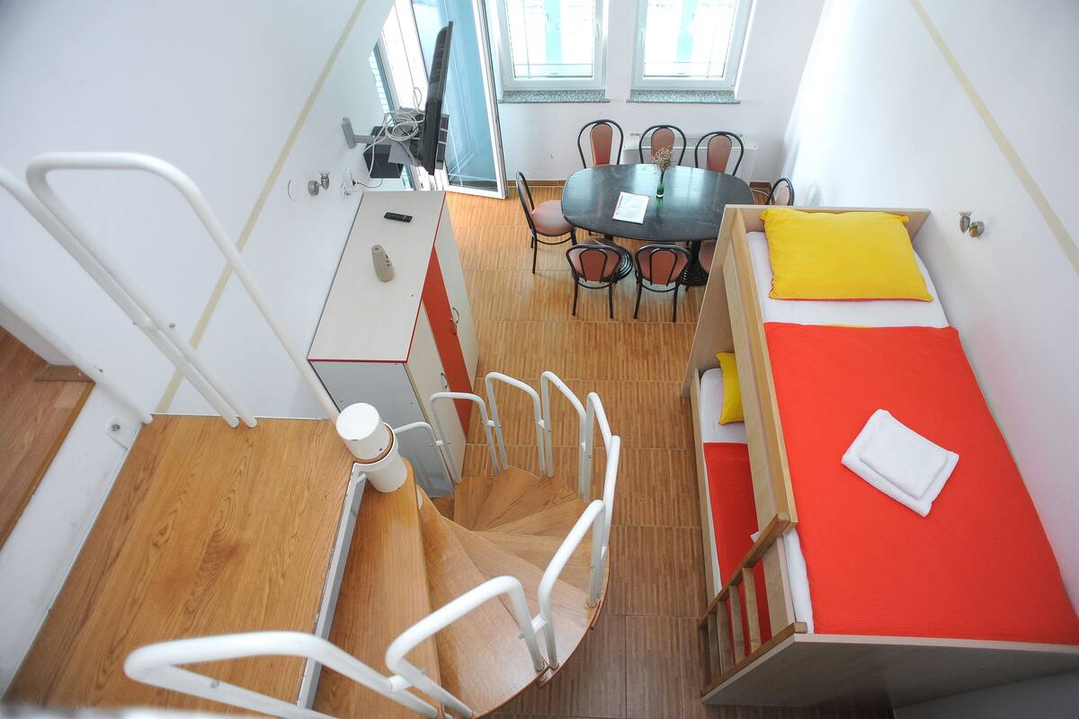 Superior-Apartment, 2 Schlafzimmer, Balkon, Meerblick | Wohnzimmer | Fernseher