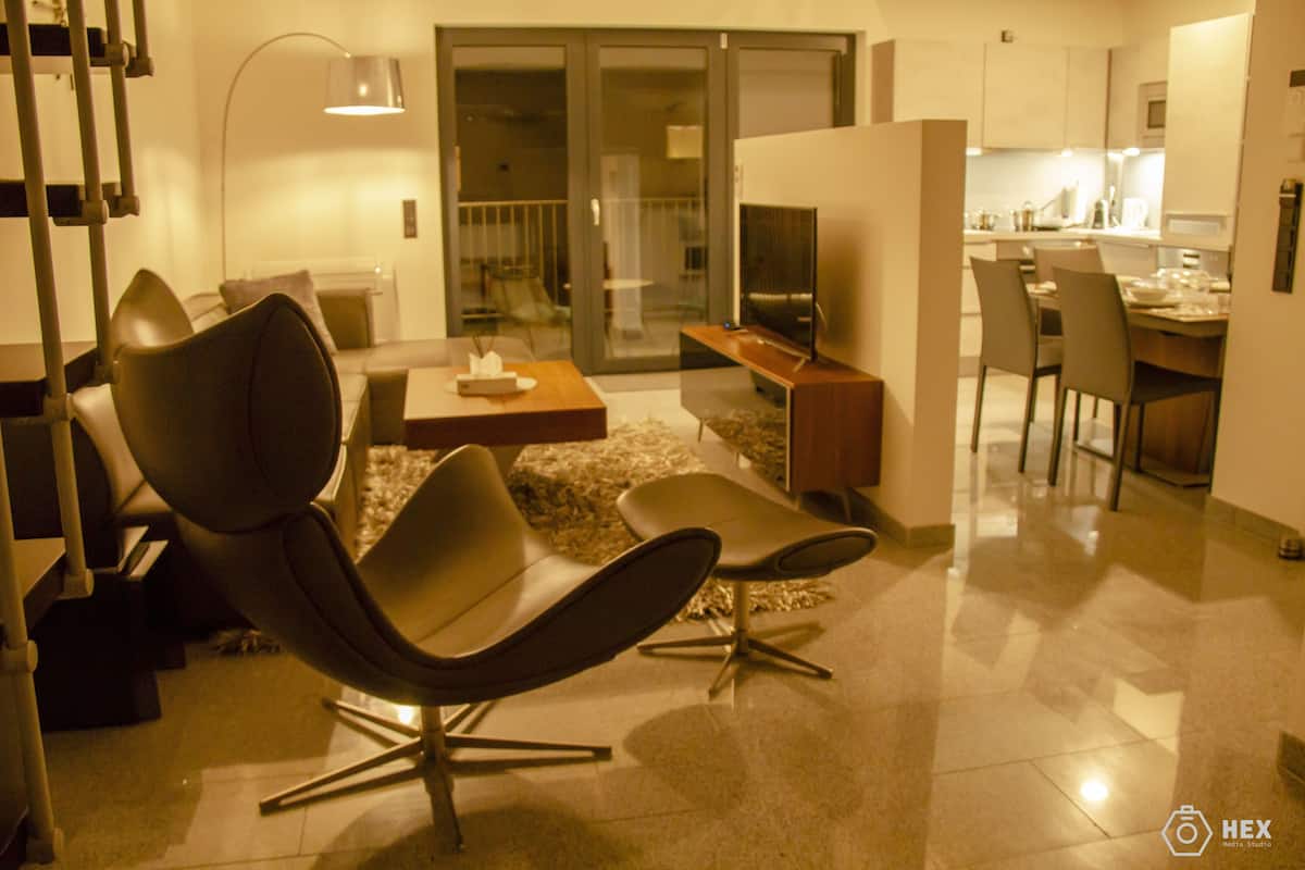 Superior Penthouse, 3 Bedrooms, Balcony | Living area