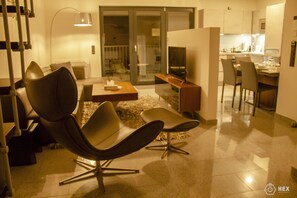 Superior Penthouse, 3 Bedrooms, Balcony | Living area | 40-inch Smart TV with premium TV channels, TV, Netflix - BlueStone Boarding Apartments (Düsseldorf)