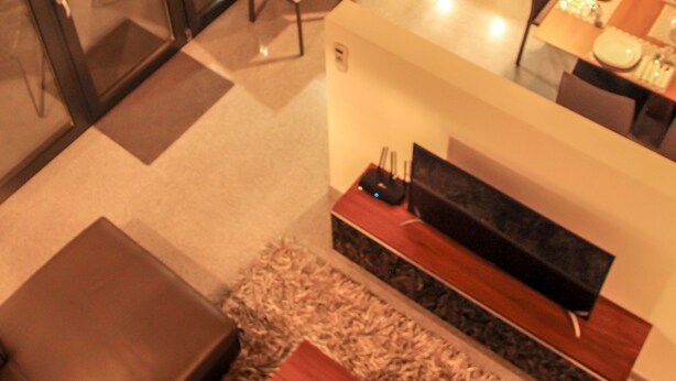 A modern kitchen with a dining area, a sofa, and a TV. - BlueStone Boarding Apartments (Düsseldorf)