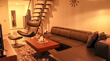 Superior-Penthouse, 3 Schlafzimmer, Balkon | Wohnbereich | 40-Zoll-Smart-TV mit Premium-TV-Sendern, Fernseher, Netflix
