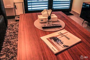 高級公寓, 1 間臥室, 露台 | 客廳 | 40 吋智能電視連精選電視頻道、電視、Netflix