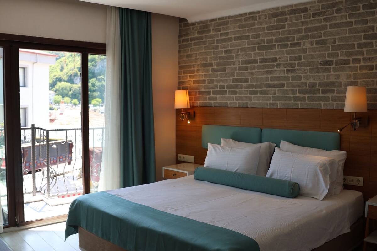 deluxe triple room | minibar, in-room safe, soundproofing, iron/ironing board