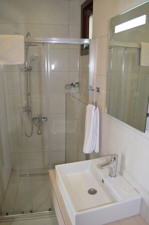 Deluxe Triple Room | Bathroom | Shower, free toiletries, hair dryer, slippers - Sardinia Hotel (Amasra)