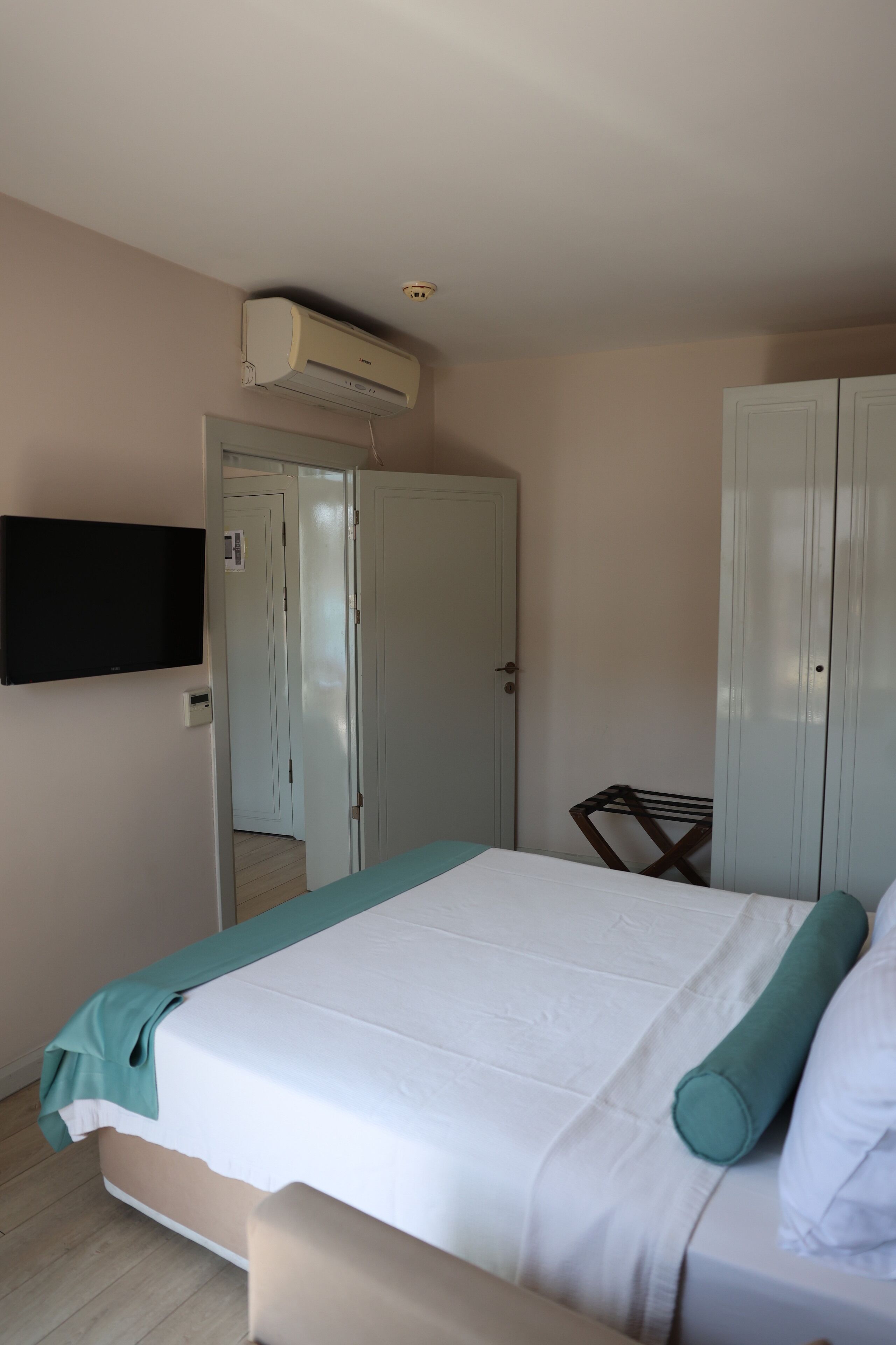 family suite, partial sea view | minibar, in-room safe, soundproofing, iron/ironing board