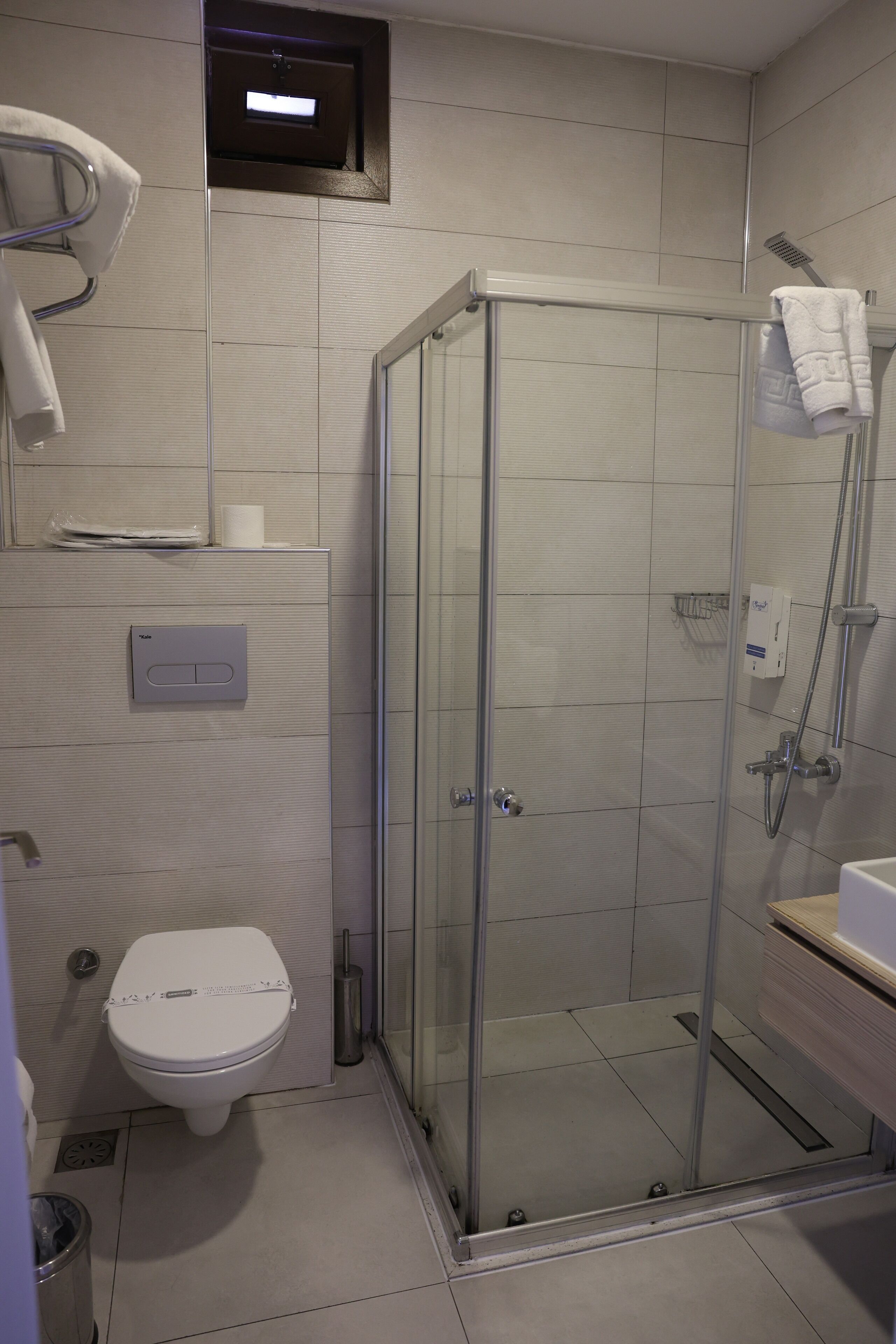 deluxe double room | bathroom | shower, free toiletries, hair dryer, slippers