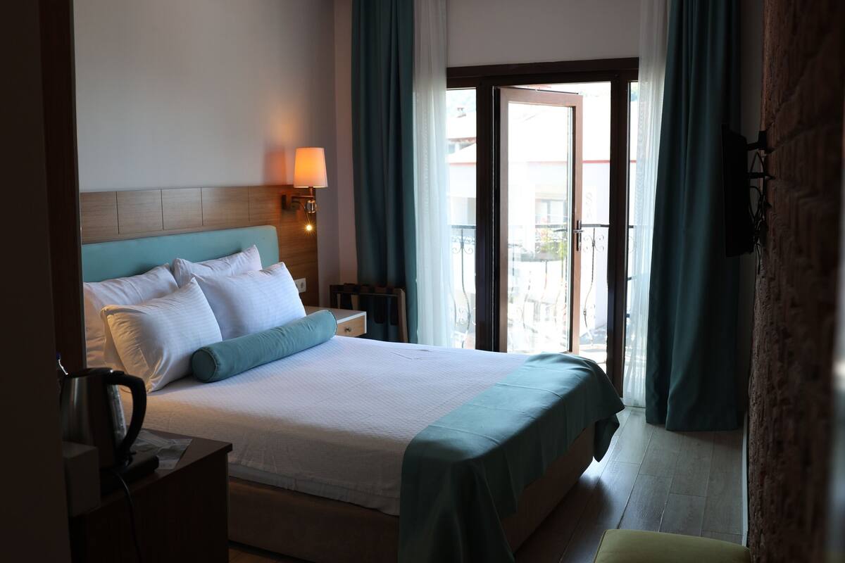 deluxe double room | minibar, in-room safe, soundproofing, iron/ironing board