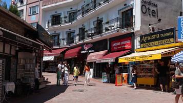 Minibar, coffres-forts dans les chambres, chambres insonorisées