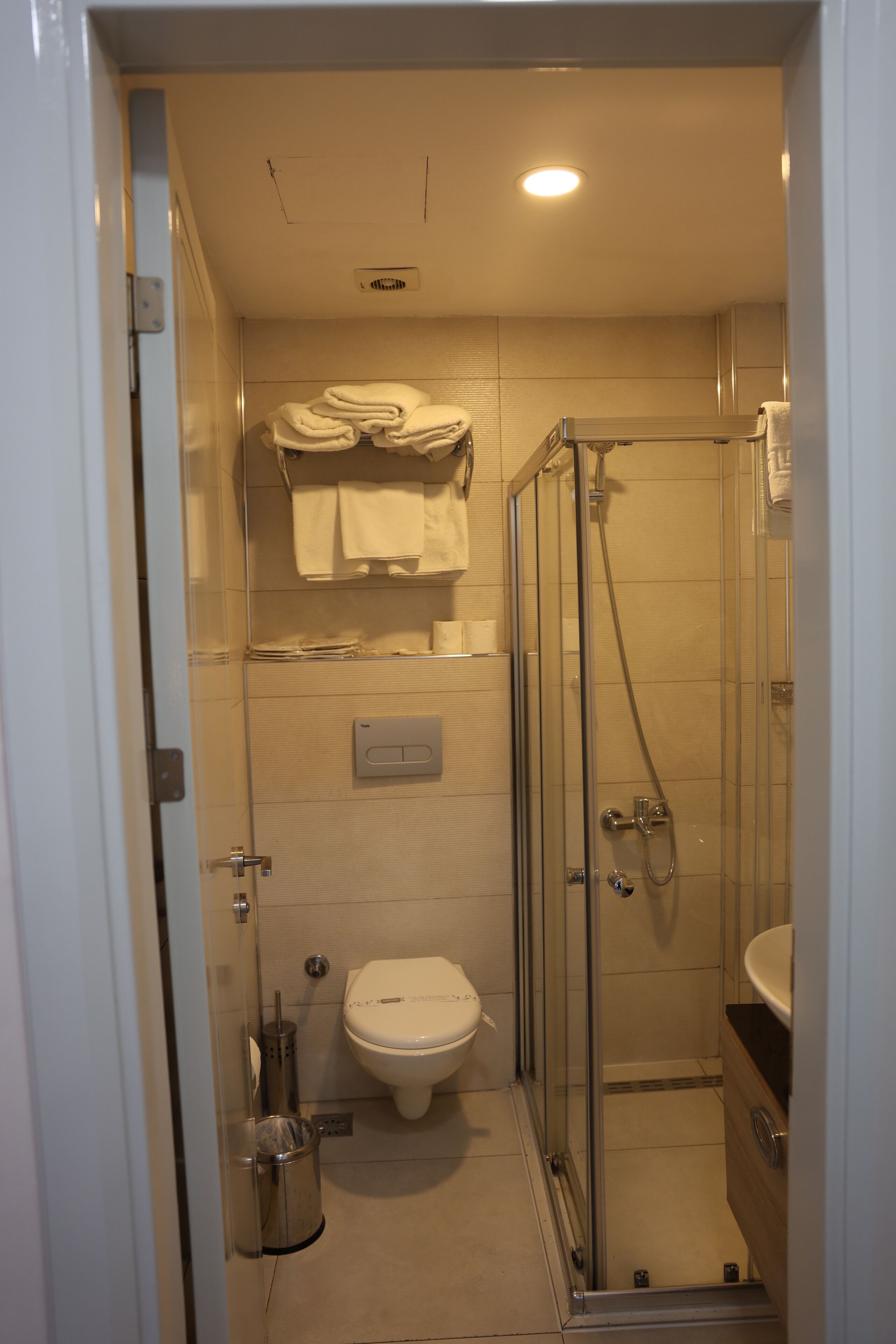 family suite, partial sea view | bathroom | shower, free toiletries, hair dryer, slippers