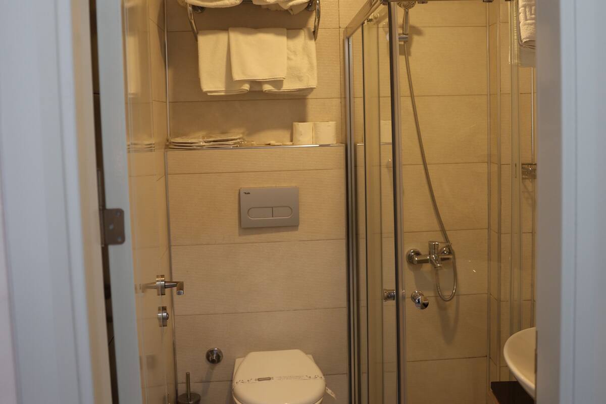 family suite, partial sea view | bathroom | shower, free toiletries, hair dryer, slippers