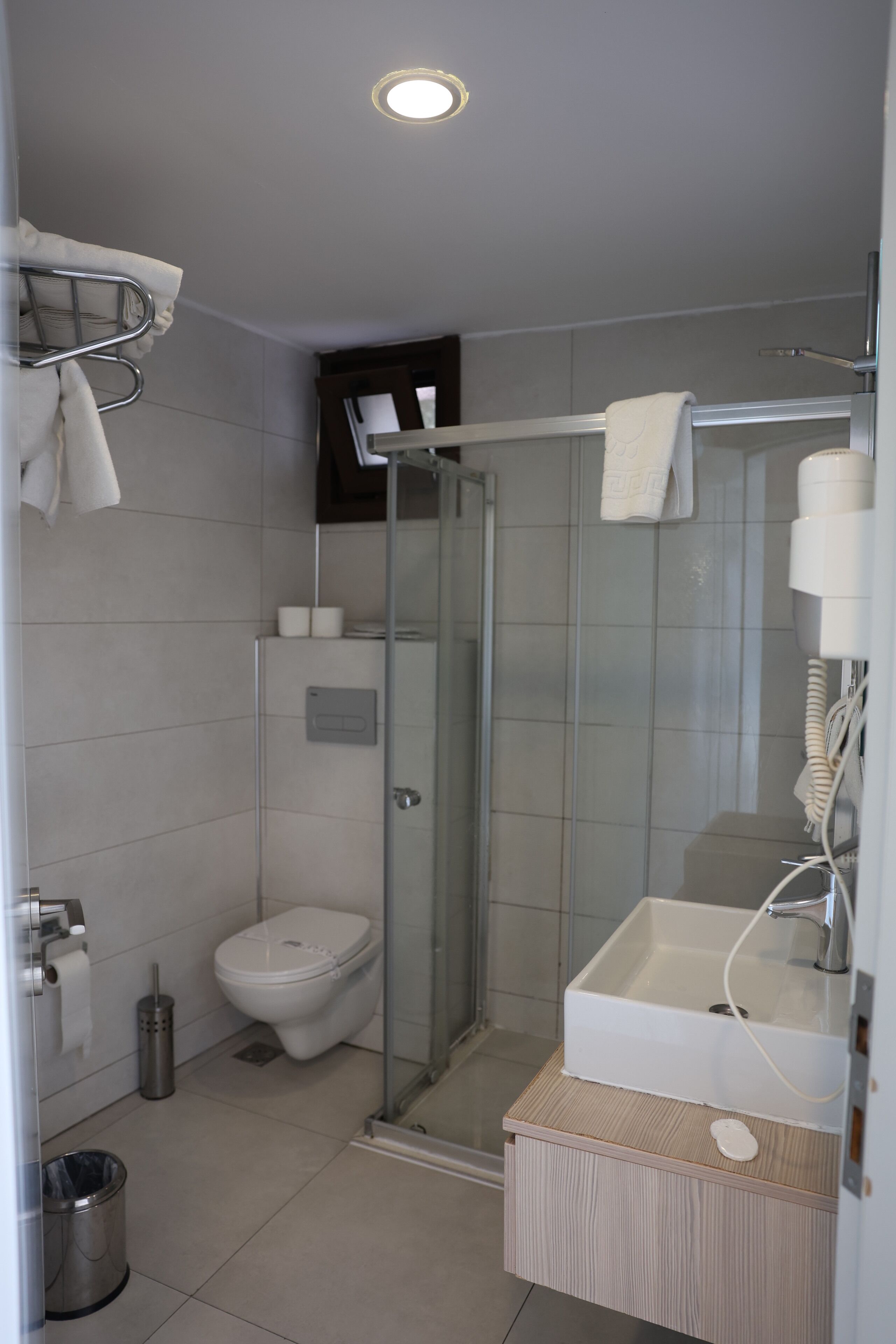 deluxe double room | bathroom | shower, free toiletries, hair dryer, slippers