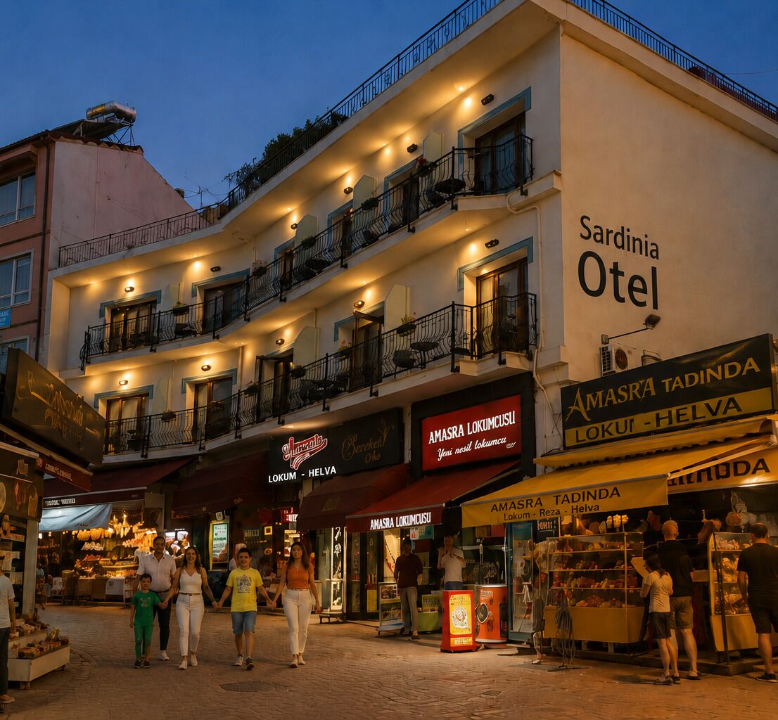 Um edifício com vários andares, varandas, um letreiro para 'Sardinia Otel' e lojas com letreiros para 'Amasra Tadinda' e 'Lokum - Helva'.