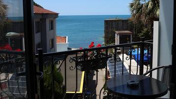 Habitación doble Deluxe | Minibar, caja de seguridad en la habitación y insonorización