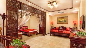 Signature Twin Room | Bathroom | Shower, free toiletries, slippers, towels