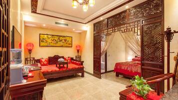 Family Suite | Desk, blackout drapes, free WiFi