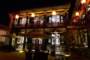 Fassade der Unterkunft – Abend/Nacht