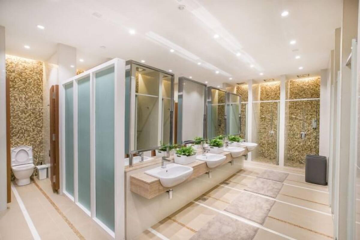 Doccia, set di cortesia gratuito, asciugacapelli, pantofole