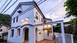 ด้านหน้าที่พัก - ตอนเย็น/กลางคืน