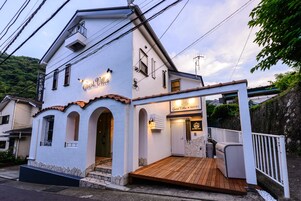 住宿正面 - 傍晚/夜晚