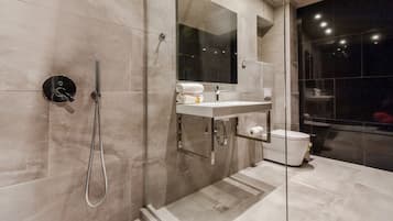 Superior Triple Room, Hot Tub | Bathroom | Shower, free toiletries, hair dryer, towels