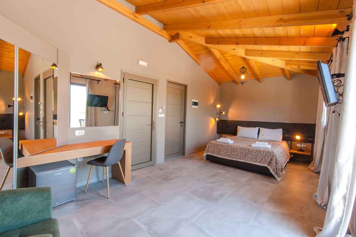 Suite junior, Terraza, vista al mar | Minibar, caja de seguridad en la habitación y escritorio